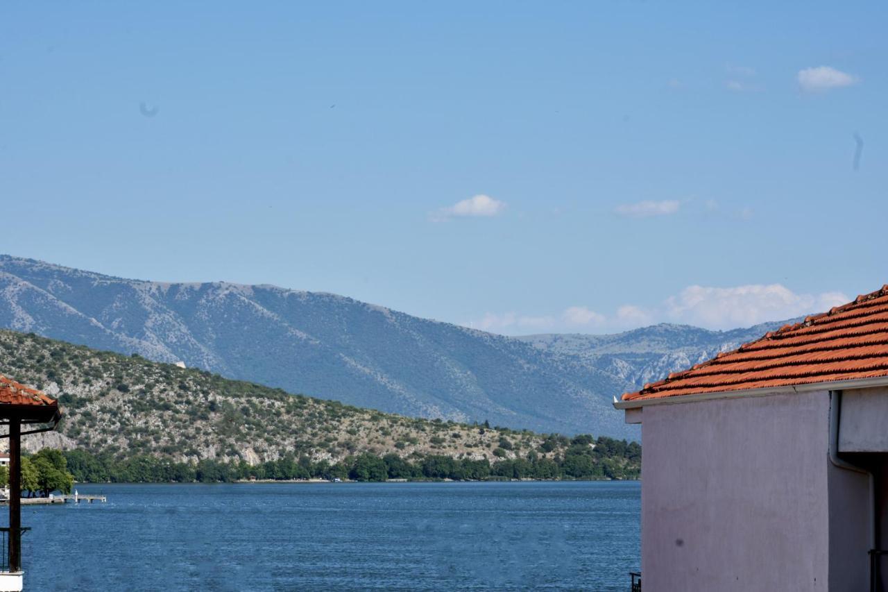 Κεντρικό Και Ευρύχωρο Οροφοδιαμέρισμα Kasztoriá Kültér fotó